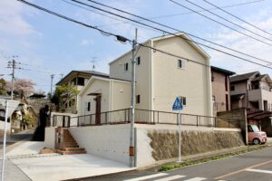 中間市での新築注文住宅の施工事例（ベージュを基調とした明るい一戸建ての外観）